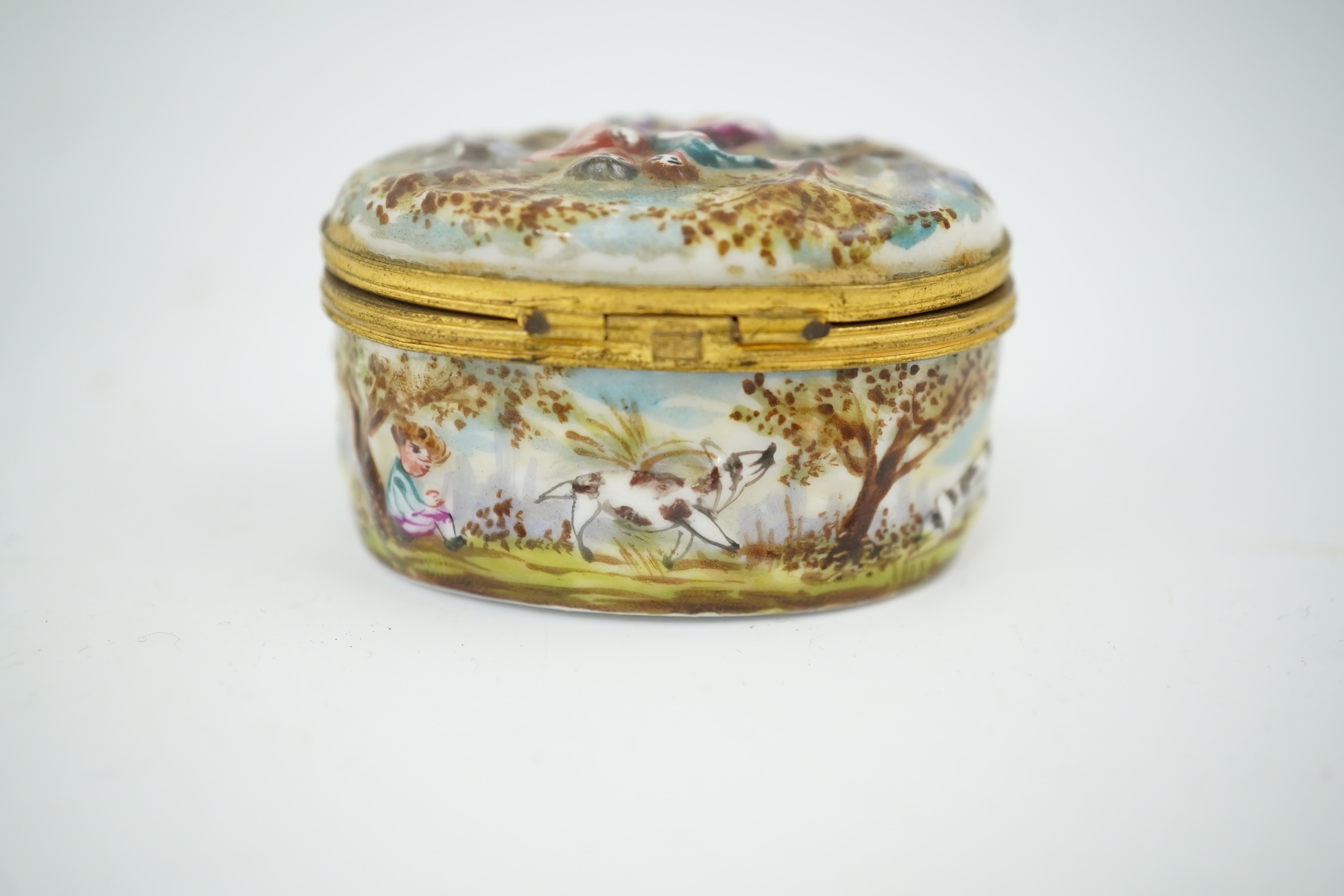 An 18th century Doccia porcelain tea bowl and a Naples style trinket box, bowl 7.5cm diameter. Condition - good